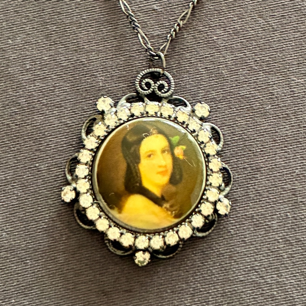 Cameo pendant necklace
